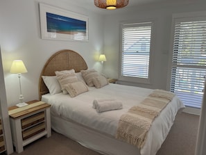 2 bedrooms, desk, iron/ironing board, free WiFi - Lakeside Terrace Plus Raffertys Resort a Four Star Apt. (Cams Wharf)