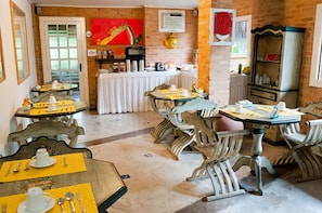 Free daily buffet breakfast  - Pousada Lacosta (Ilhabela)