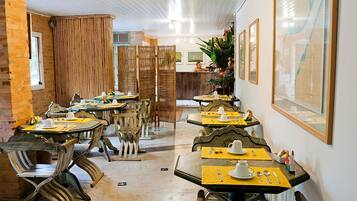 Café da manhã com buffet grátis todos os dias