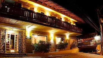 Fachada da propriedade à noite