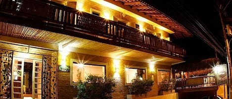 Bagian depan properti - sore/malam