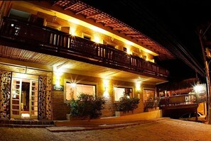 Front of property – evening/night - Pousada Lacosta (Ilhabela)