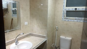 Een douche, een bidet, handdoeken, zeep