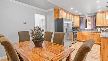 Basic Condo | Ruang makan