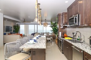 Fridge, microwave, oven, stovetop - Luxury-Jolla Excellence-Indoorpool&BeachAccess (Rosarito)