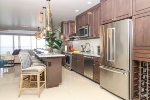 Een koelkast, een magnetron, een oven, een kookplaat