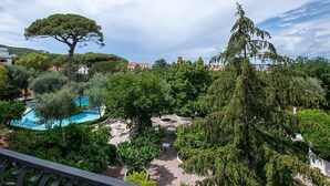 Una piscina envoltada d'arbres i un camí.