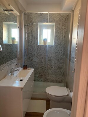 Dusj, hårføner, bidé og håndklær