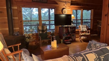 Tv, eldstad, dvd-spelare och böcker