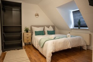4 bedrooms, iron/ironing board, WiFi, bed sheets