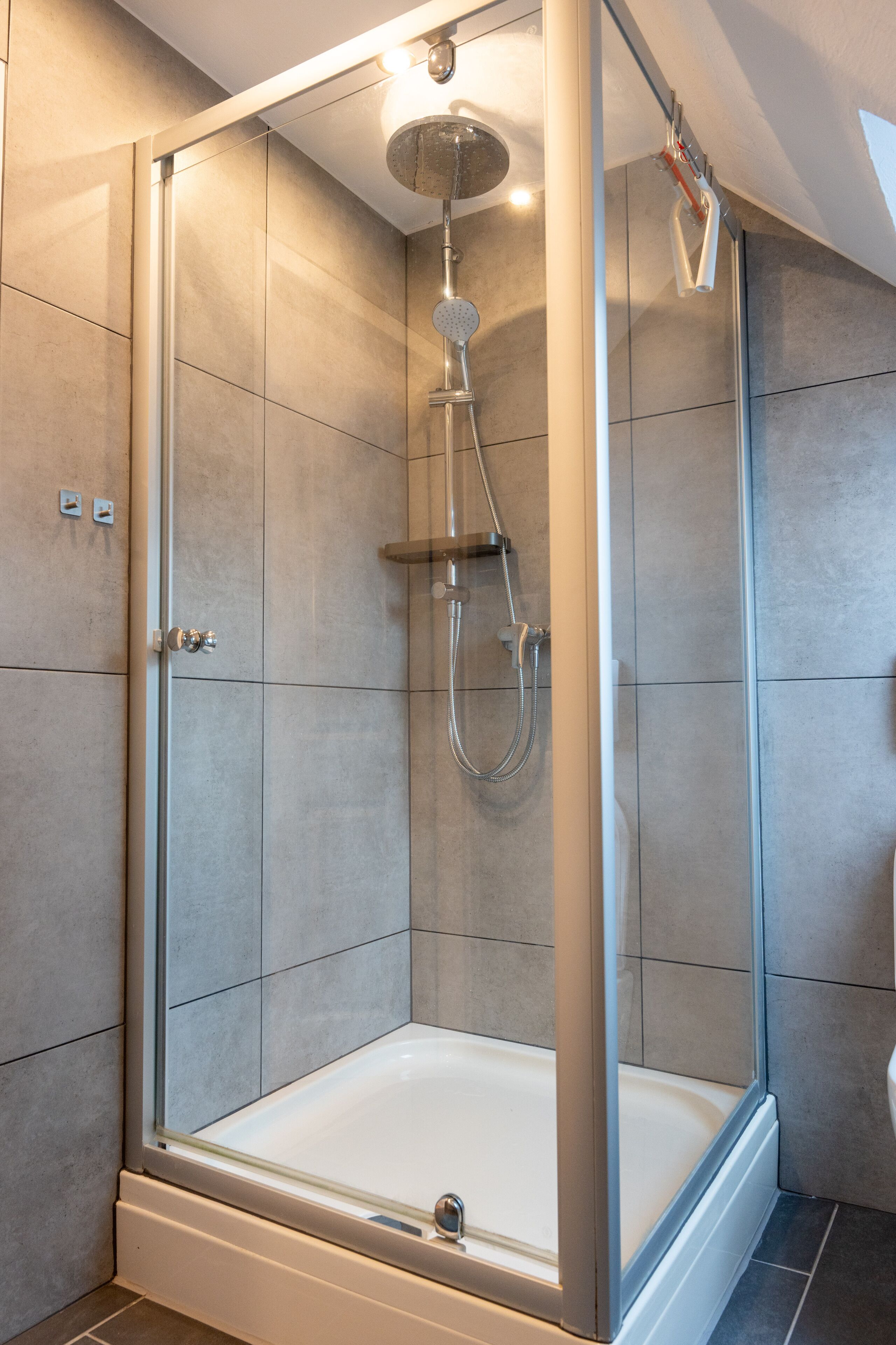 Dusche, Haartrockner, Handtücher, Toilettenpapier