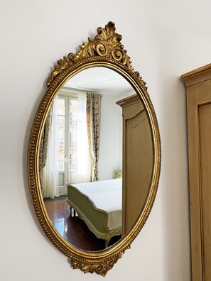 Romantische tweepersoonskamer | Luxe beddengoed, donzen dekbedden, een kluis op de kamer
