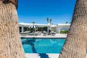 Outdoor pool, a heated pool - Spectacular 1,450 SF Midcentury Modern Home for Rent (Palm Springs) (Palm Springs)