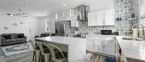 Jääkaappi, mikroaaltouuni, uuni, liesi