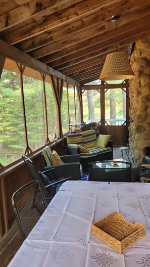 Interior - Chalet Jaune au Bord du lac Entouré de Pins Blancs (L'Ascension)