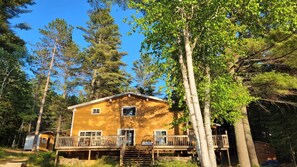 Exterior - Chalet Jaune au Bord du lac Entouré de Pins Blancs (L'Ascension)