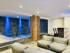 Spa - Chalet, 300m from resort center, view mountain, swimming pool, sauna, balcony, tv, 300m² (Champagny-en-Vanoise)