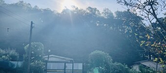 Guest House in Nuwara Eliya with Green View