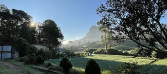Guest House in Nuwara Eliya with Green View