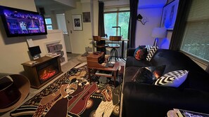 Smart-tv, een open haard, videospelletjes en een dvd-speler