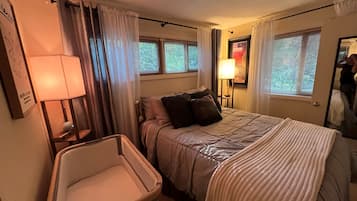 1 habitación, escritorio, tabla de planchar con plancha y cuna de viaje