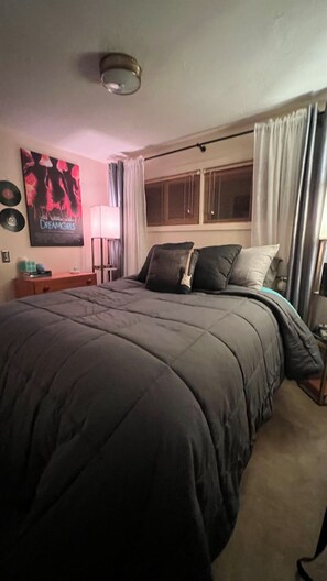 1 habitación, escritorio, tabla de planchar con plancha y cuna de viaje
