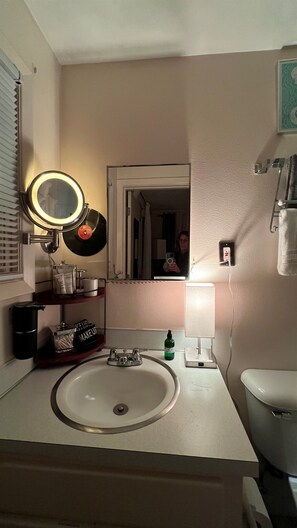 Dusch, hårtork och handdukar