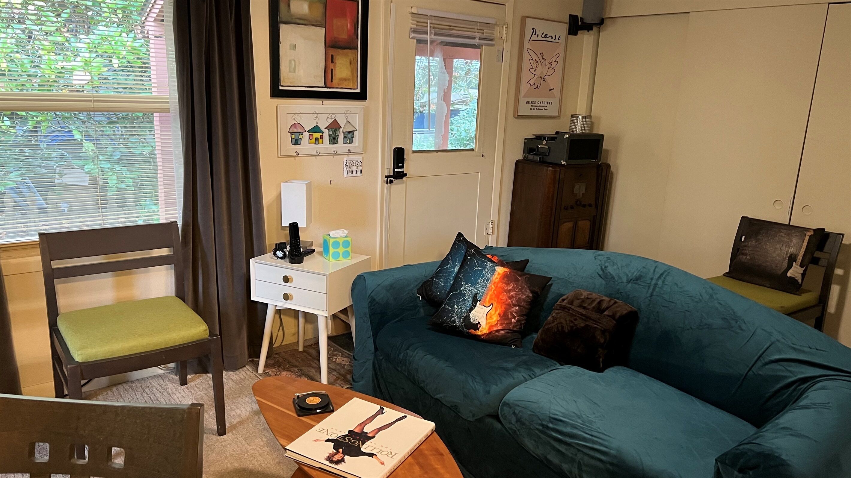 TV connectée, cheminée, jeux vidéo, lecteur de DVD