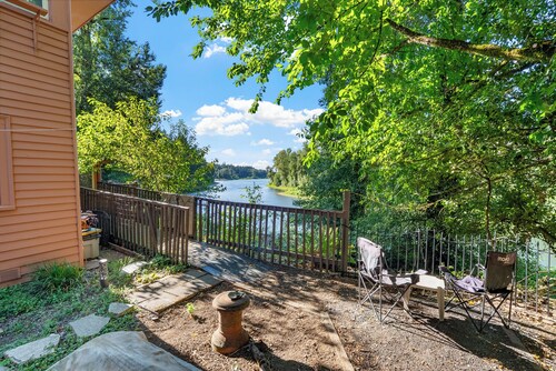 Riverfront Cottage on the Willamette · Blue Heron Sanctuary near Portland