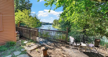 Riverfront Cottage on the Willamette · Blue Heron Sanctuary near Portland