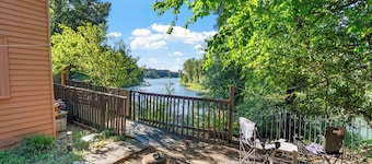 Riverfront Cottage on the Willamette · Blue Heron Sanctuary near Portland