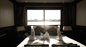 Luxe beddengoed, Select Comfort-bedden, een minibar, een bureau