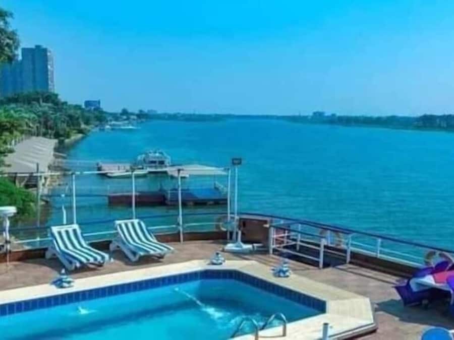 Piscina externa, funciona das 7h às 16h, guarda-sóis, espreguiçadeiras