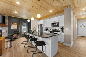 Fridge, microwave, oven, stovetop - Epic Fam Vacation•Hot Tub•Pool•Games•4mins to SDC (Branson)