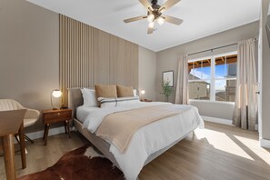 4 soverom, skrivebord, strykejern/-brett og reiseseng for barn