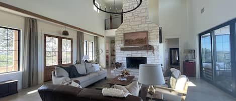 Smart TV, fireplace