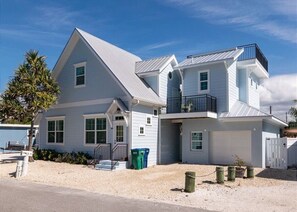 Exterior - Romantic, Cute Cottage on Anna Maria Island. Close To Everything. Pet Friendly! (Bradenton Beach)
