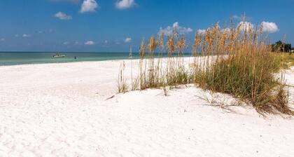 Romantic, Cute Cottage on Anna Maria Island. Close To Everything. Pet Friendly!