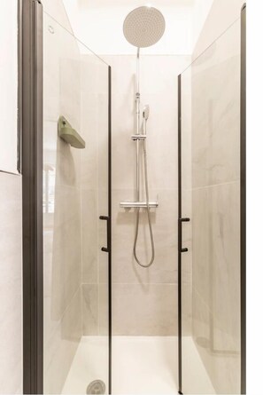 Dusch, hårtork, handdukar och tvål