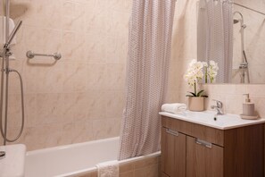 Hårtørrer, bidet, håndklæder, Sæbe