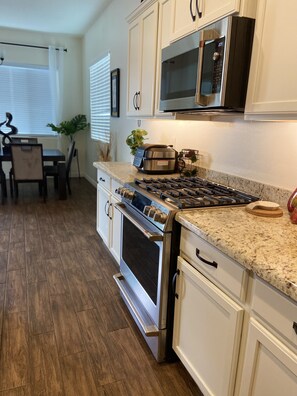Microwave, oven, stovetop, dishwasher - New built short distance from Cardinals Stadium/Westgate Entertainment District  (Glendale)