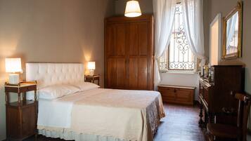3 quartos, escrivaninha, ferros/tåbuas de passar roupa, berço de viagem