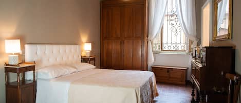 3 quartos, escrivaninha, ferros/tábuas de passar roupa, berço de viagem