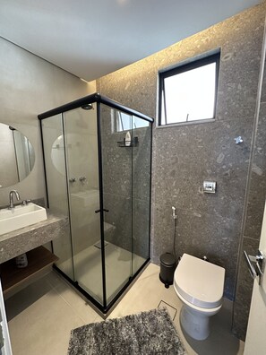 Shower, hair dryer, towels, soap - Belissimo Apartamento com Vista Para a Praia de Copacabana - Rio de Janeiro (Rio de Janeiro)