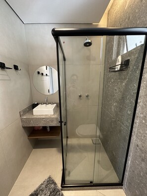 Dusche, Haartrockner, Handtücher, Seife