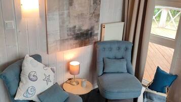 Tv, pejs, dvd-afspiller, bøger