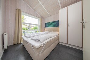 6 bedrooms, iron/ironing board, travel crib, free WiFi