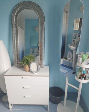 Dusche, Haartrockner, Handtücher, Seife