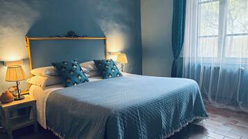 Copriletto in piuma, materassi in memory foam, una scrivania