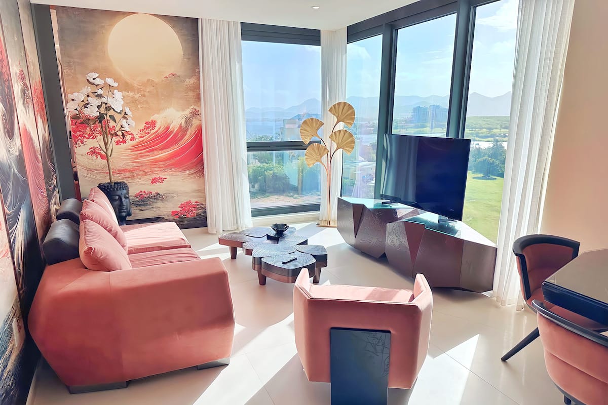 Una sala de estar moderna con sofá, mesa de centro y televisor.